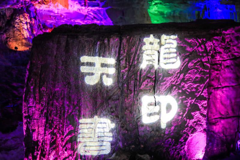 逃离部落洞穴