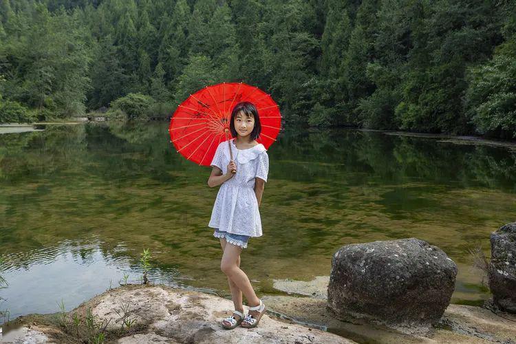 他6岁残疾无父无母，坚持16年做慈善捐款百万，网友：跪着的巨人