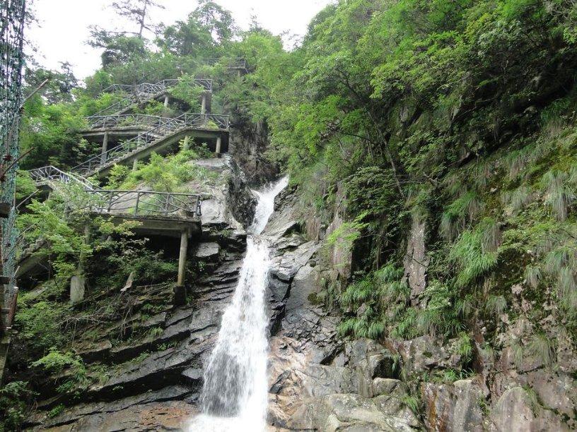 华亭被称龙洞旅游康养福地，关山在华亭境内绵延百余里，群山巍峨