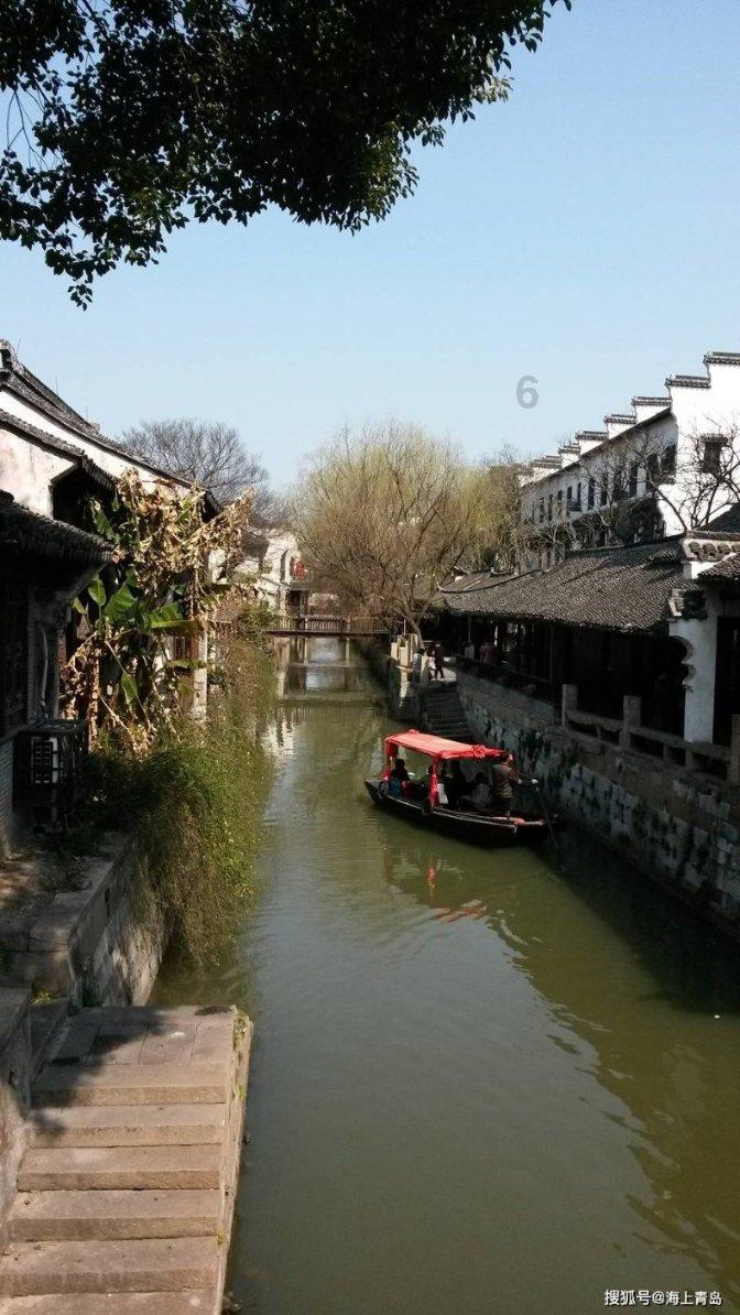 逃离昏暗下的小村
