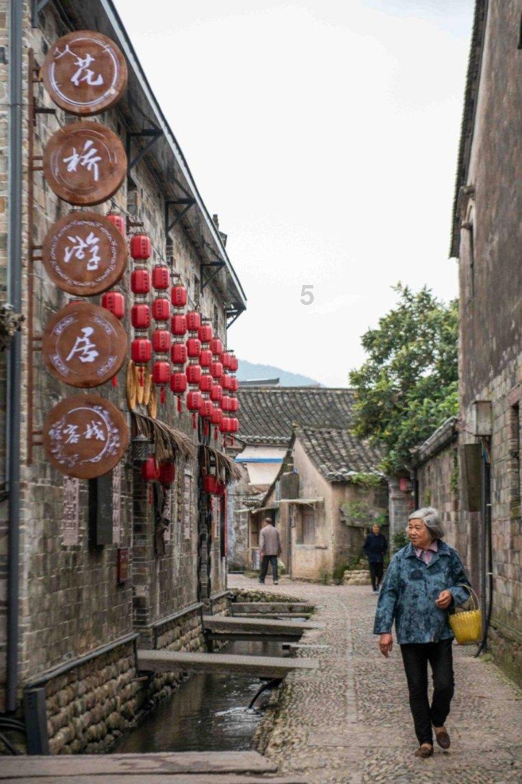 逃离黑白系房屋