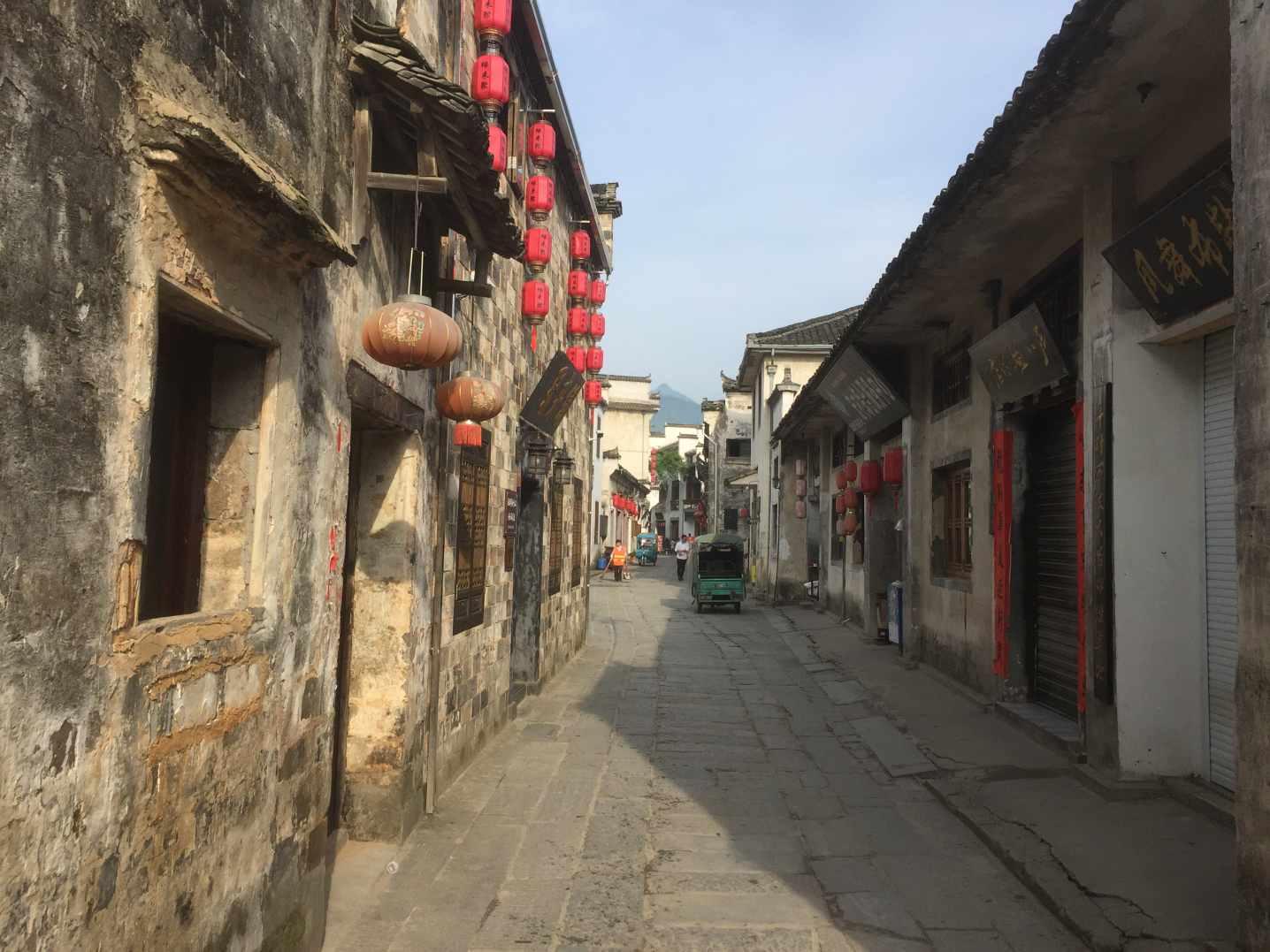 问界得意、智界交付难!余承东秘密会谈北汽,催生第三个“界”
