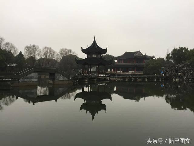 王俊凯大衣鬼怪感，夜色下身着大衣的矜贵公子，有鬼怪内味儿了